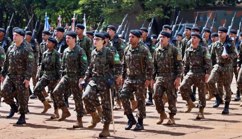 Jovens que completam 18 anos devem fazer alistamento militar