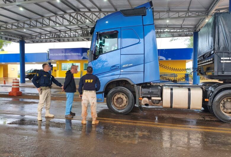 Após roubo e sequestro de motorista, carreta é recuperada e homem preso em MS