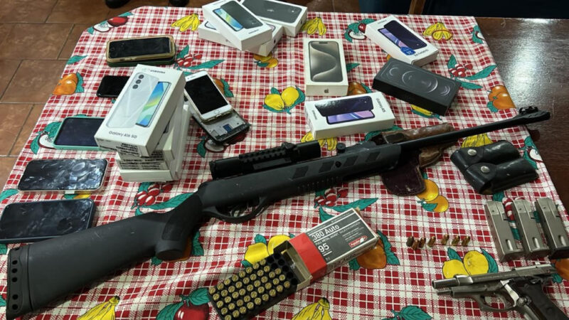 Arma e celulares são apreendidos na fronteira em investigação de homicídio ocorrido em Dourados