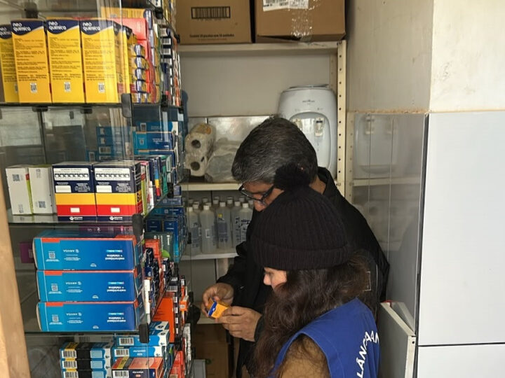 Ação conjunta identifica armazenamento e venda irregular de remédios; farmacêutico é preso