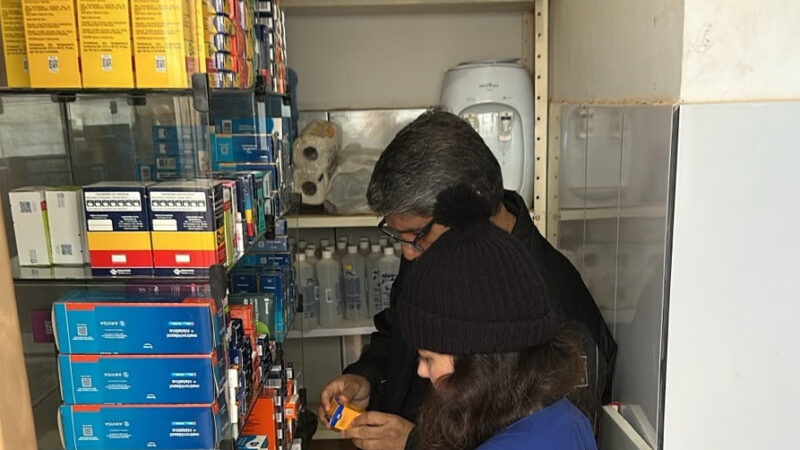 Ação conjunta identifica armazenamento e venda irregular de remédios; farmacêutico é preso