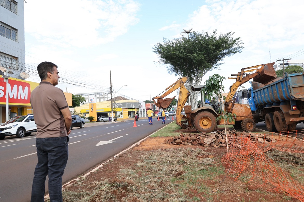 Prefeitura inicia revitalização de canteiros centrais em quatro pontos da cidade