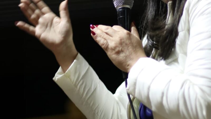 Após caso de professora que teve vidro colocado na água por aluno, Rose Modesto defende debate sobre violência e respeito nas escolas