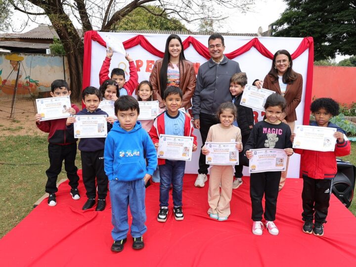 Prefeito entrega diploma de Pequenos Cientistas para alunos do Ceim Vittório Fedrizzi