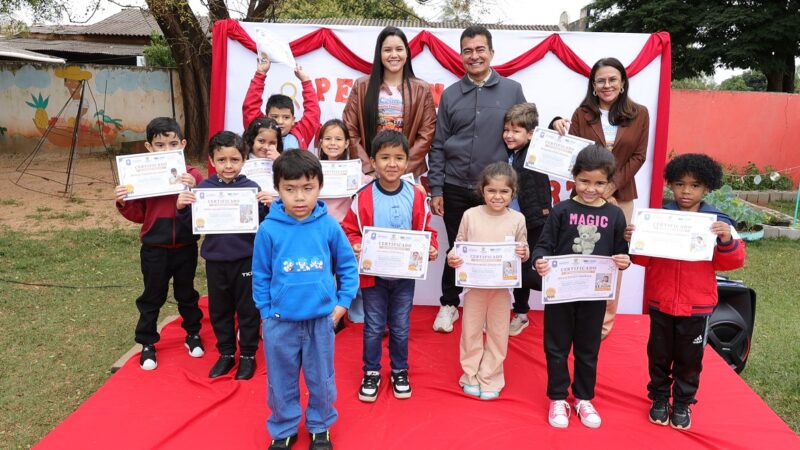 Prefeito entrega diploma de Pequenos Cientistas para alunos do Ceim Vittório Fedrizzi