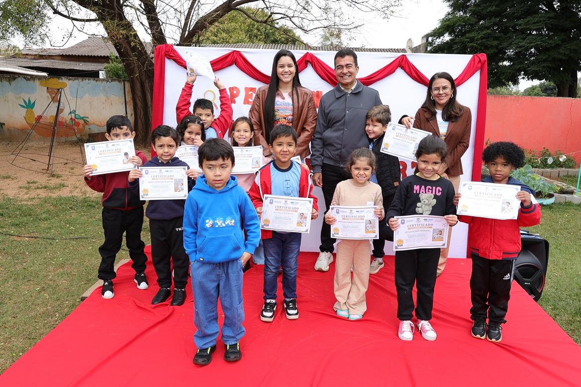 Prefeito entrega diploma de Pequenos Cientistas para alunos do Ceim Vittório Fedrizzi