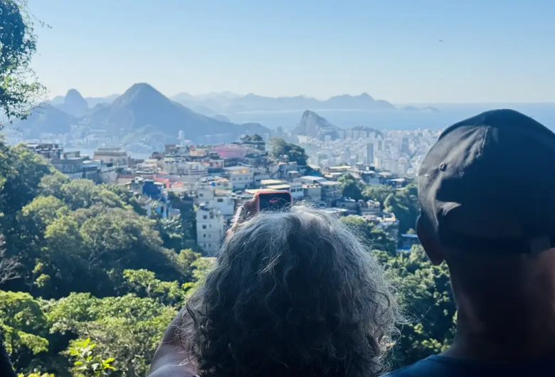 Trilha na Rocinha mostra Mata Atlântica e recuperação florestal no Rio