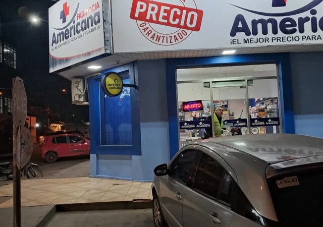Dupla assalta farmácia e foge com emagrecedores e arma do segurança