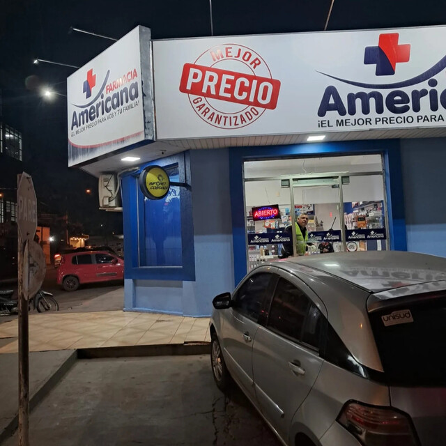 Dupla assalta farmácia e foge com emagrecedores e arma do segurança