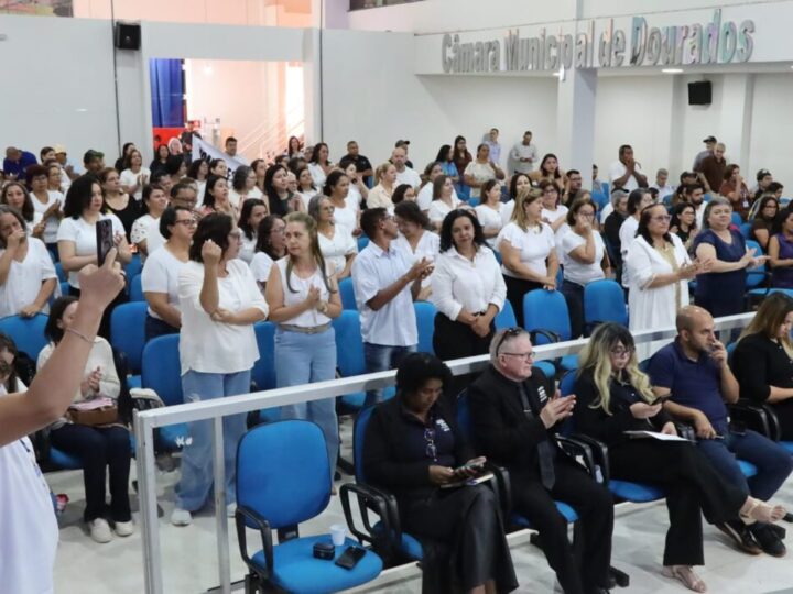 Após efetivar 138 agentes de saúde, prefeito recebe reconhecimento em sessão da Câmara