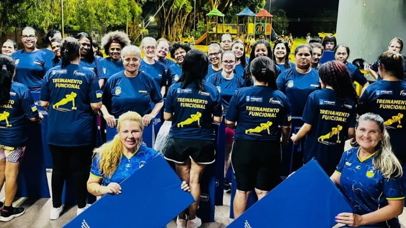 Prefeitura entrega materiais esportivos para participantes do projeto Esporte que Cuida