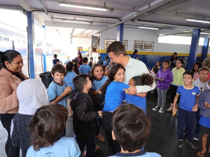 Prefeito vistoria obras de novas salas de aula na Escola Maria Conceição Angélica