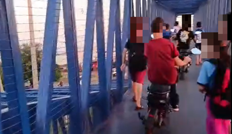 Pedestres e bikes elétricas competem pelo mesmo espaço em passarela na MS-156