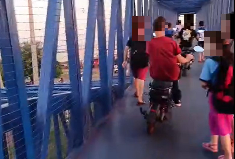 Pedestres e bikes elétricas competem pelo mesmo espaço em passarela na MS-156