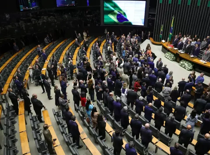 Congresso deve decidir sobre “taxa das blusinhas” nesta segunda