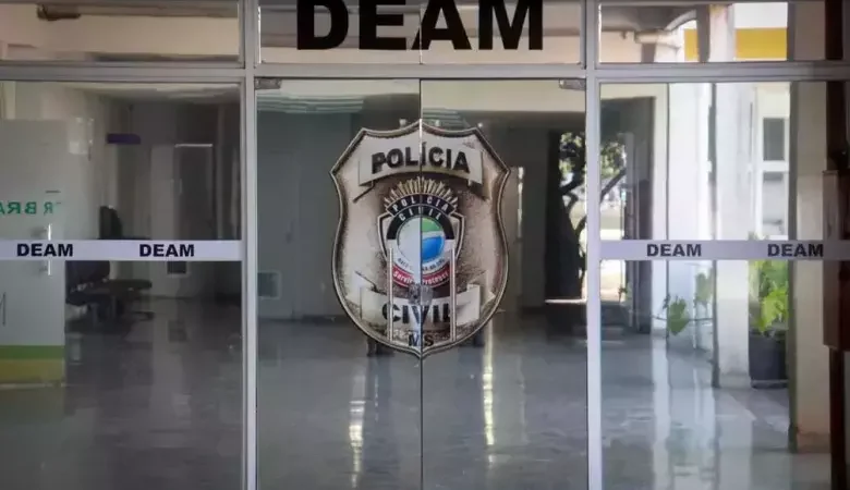 Após uma semana mantida em cárcere pelo companheiro, mulher pula a janela e aciona a PM
