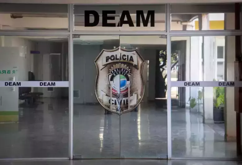 Após uma semana mantida em cárcere pelo companheiro, mulher pula a janela e aciona a PM