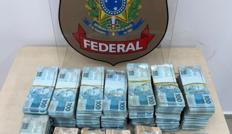 PF apreende R$ 800 mil em espécie no momento que mulher deixava agência bancária