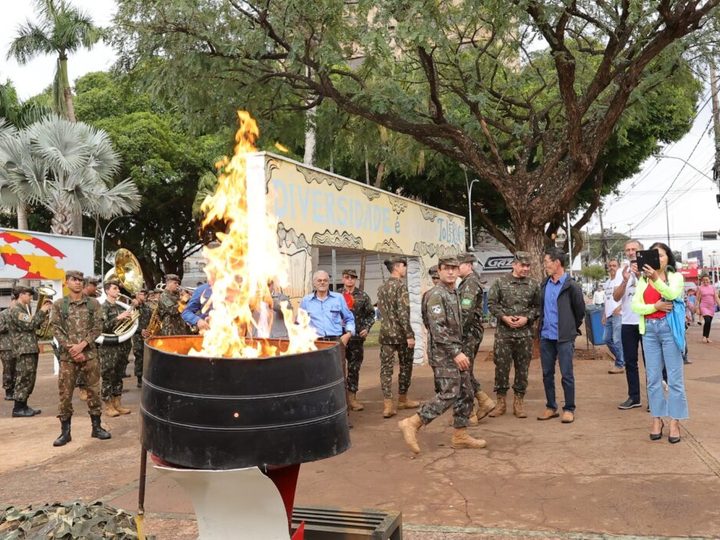 Prefeitura e Exército abrem Semana da Pátria com acendimento da chama na Praça Antônio João
