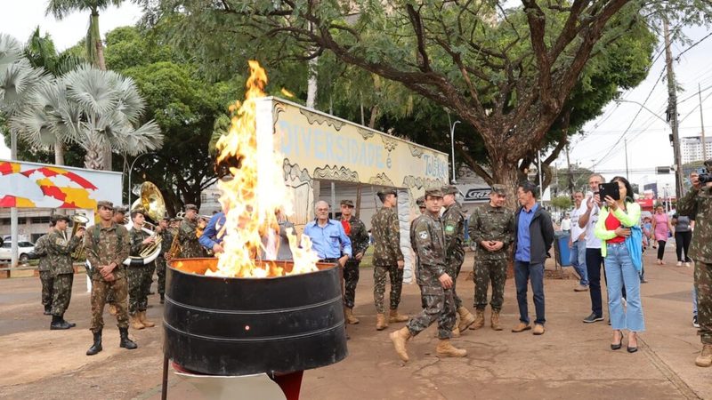 Prefeitura e Exército abrem Semana da Pátria com acendimento da chama na Praça Antônio João