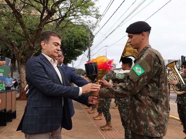 Prefeito acende “Chama da Pátria” e reforça cidadania durante solenidade
