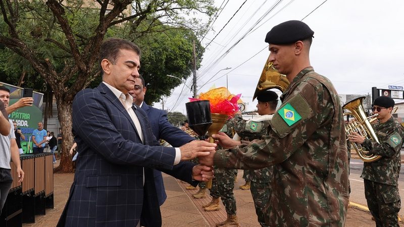 Prefeito acende “Chama da Pátria” e reforça cidadania durante solenidade