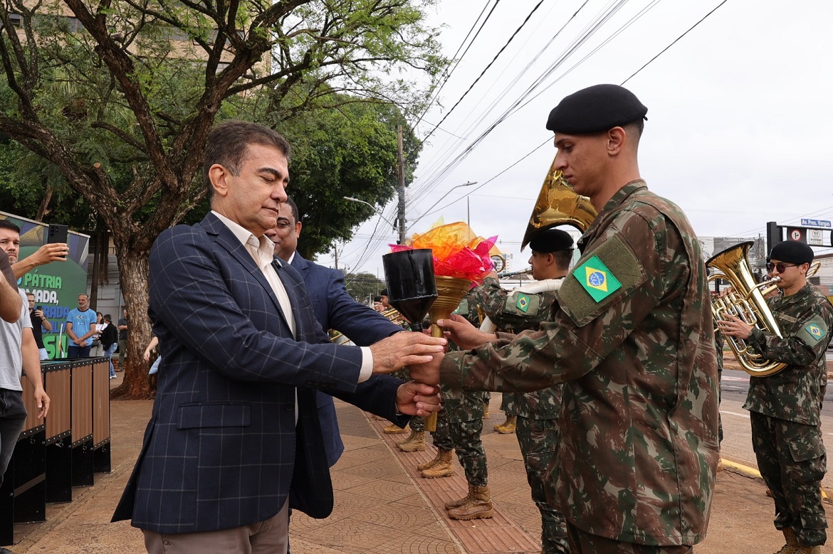 Prefeito acende “Chama da Pátria” e reforça cidadania durante solenidade
