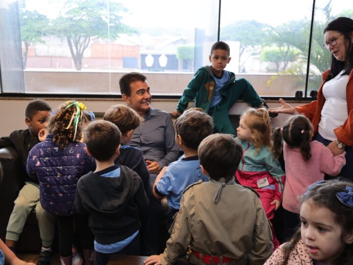Alunos do Ceim Maria Alice Silvestre visitam Prefeitura e conhecem rotina do prefeito