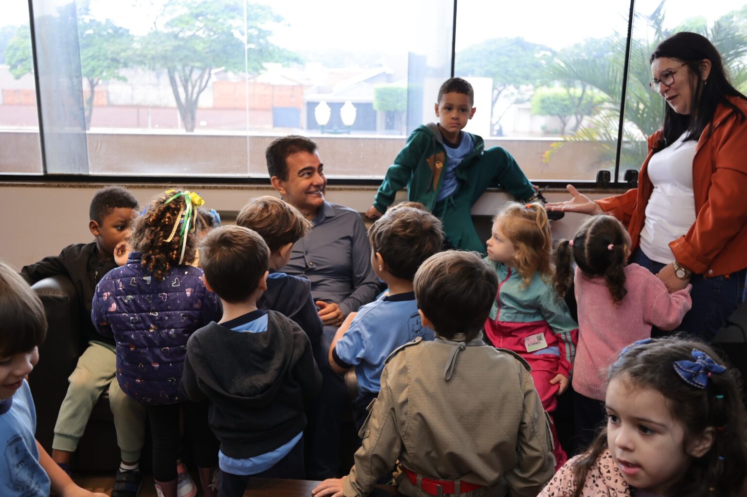 Alunos do Ceim Maria Alice Silvestre visitam Prefeitura e conhecem rotina do prefeito