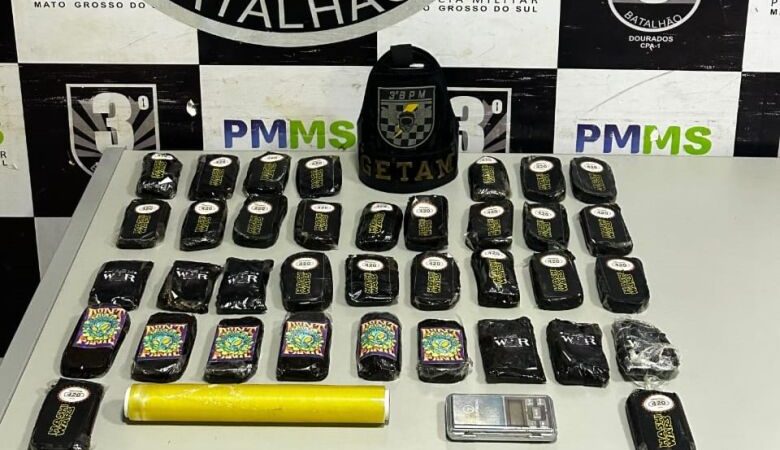 Mulher é presa por tráfico depois de PM sentir cheiro de maconha até na calçada