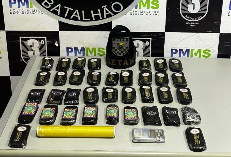 Mulher é presa por tráfico depois de PM sentir cheiro de maconha até na calçada