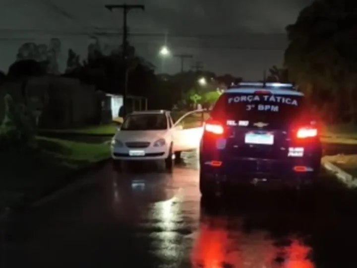 Ladrão de carro morre baleado ao apontar arma para policiais durante abordagem