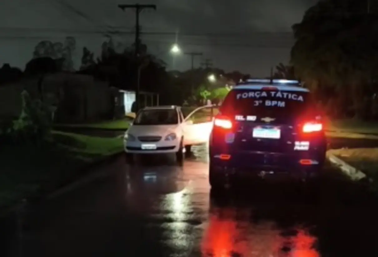 Ladrão de carro morre baleado ao apontar arma para policiais durante abordagem