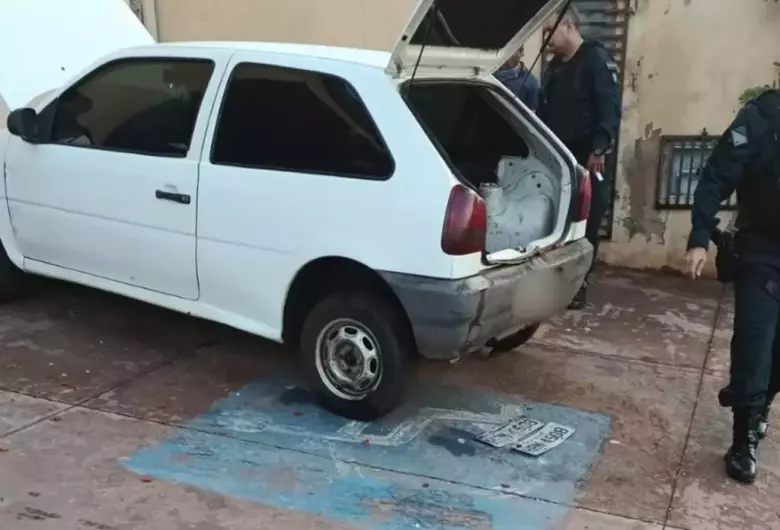 Carro usado em furto de casa de coronel é encontrado abandonado