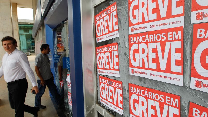 Bancários em greve ‘fecham’ agências da Caixa Econômica Federal em Dourados