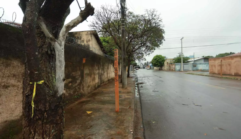 Homem é morto a tiros perto de tabacaria