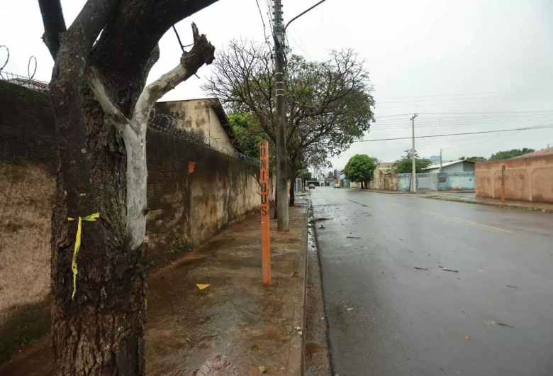 Homem é morto a tiros perto de tabacaria