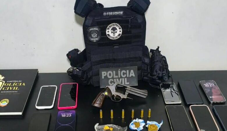 Dupla é presa por tráfico de drogas e arma de uso restrito é apreendida durante ação policial