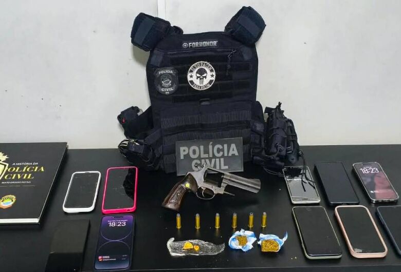 Dupla é presa por tráfico de drogas e arma de uso restrito é apreendida durante ação policial