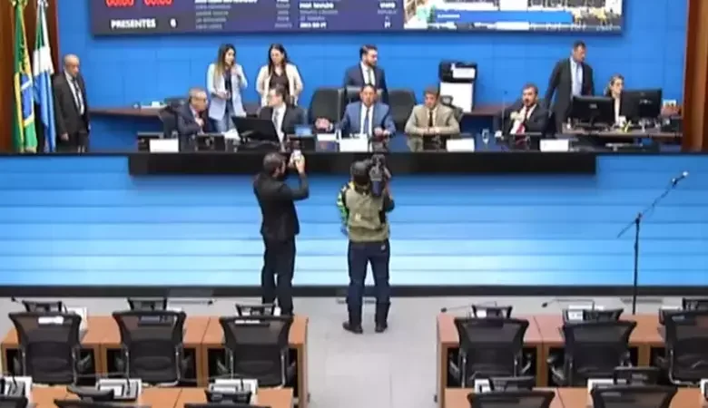 Assembleia suspende sessão após morte de esposa de Zé Teixeira
