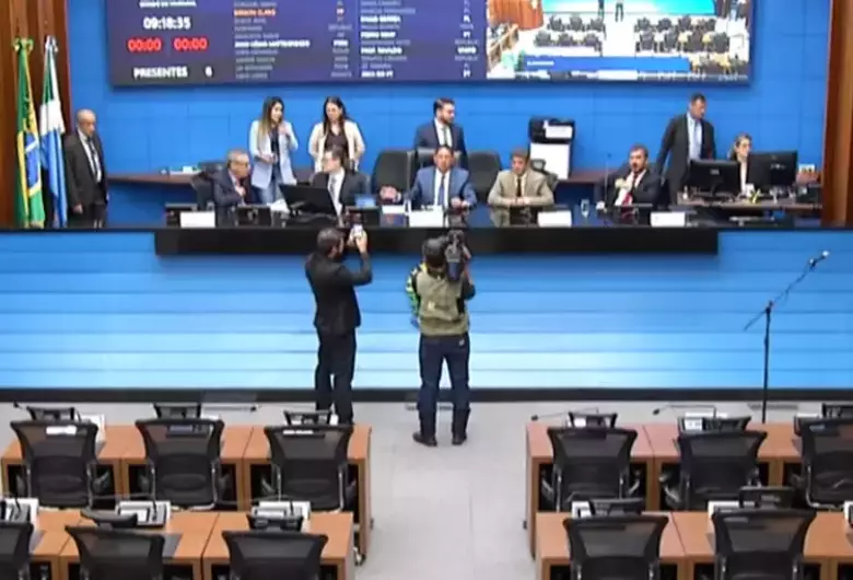 Assembleia suspende sessão após morte de esposa de Zé Teixeira