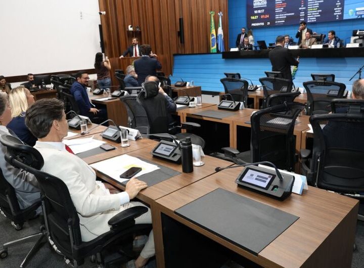 Deputados votam projetos sobre violência contra mulheres, festas e obras em rodovias