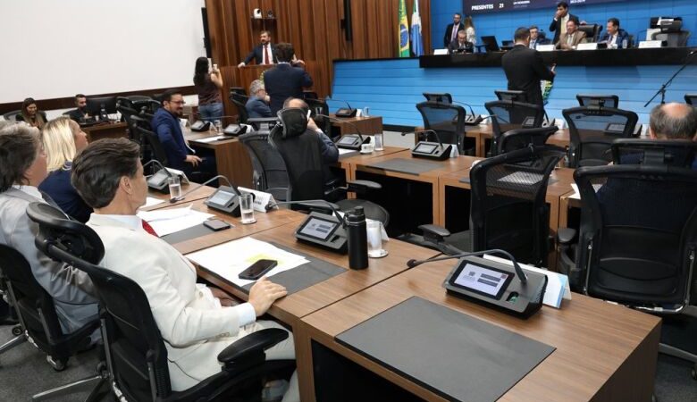 Deputados votam projetos sobre violência contra mulheres, festas e obras em rodovias