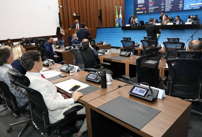 Deputados votam projetos sobre violência contra mulheres, festas e obras em rodovias