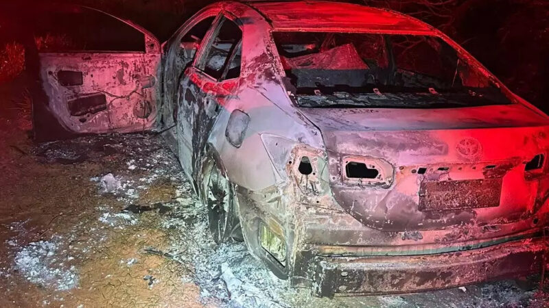 Corpo é encontrado carbonizado em Toyota Corolla com placa do Paraguai