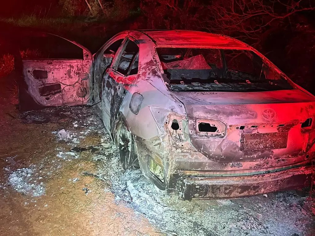 Corpo é encontrado carbonizado em Toyota Corolla com placa do Paraguai