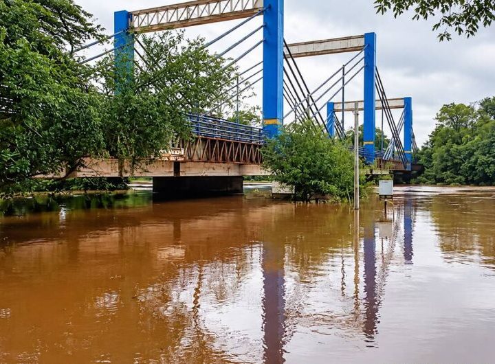 Ponte sobre Rio Dourados sofre fissura e técnicos do DNIT avaliam estrutura