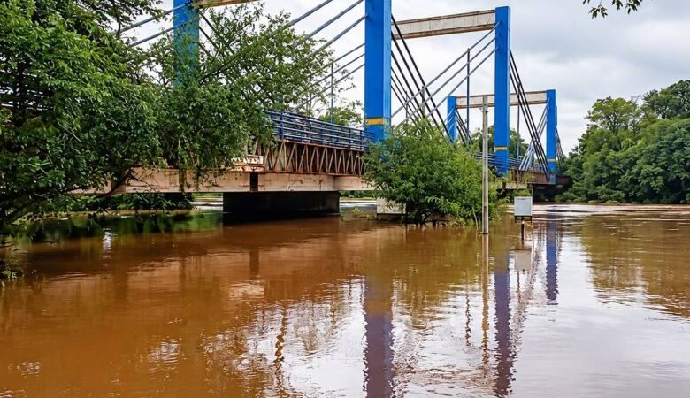 Ponte sobre Rio Dourados sofre fissura e técnicos do DNIT avaliam estrutura