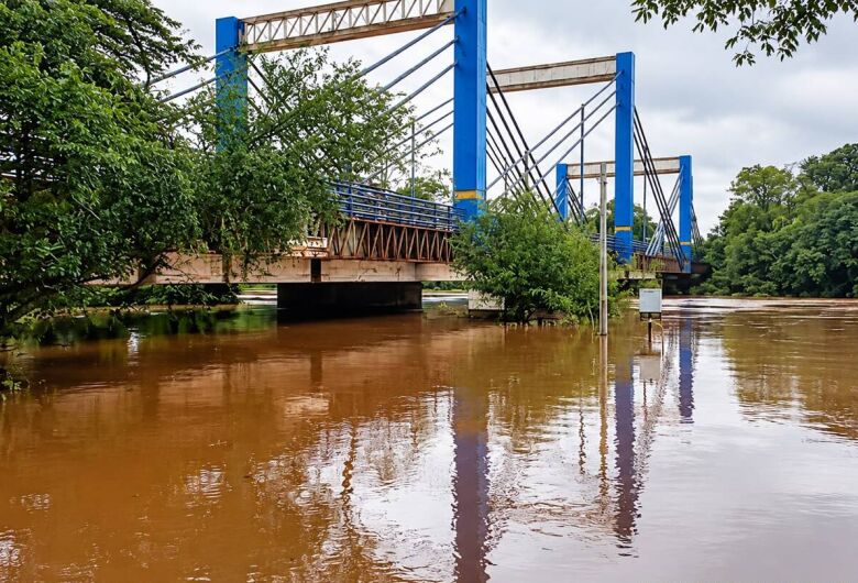 Ponte sobre Rio Dourados sofre fissura e técnicos do DNIT avaliam estrutura