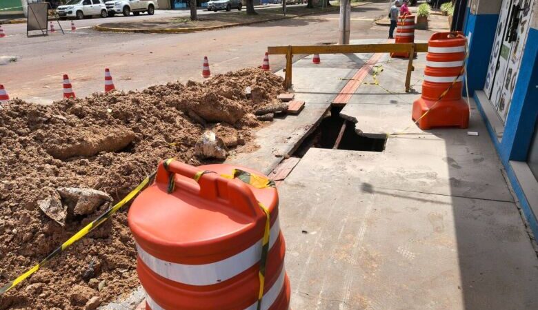 Rompimento de duas tubulações da rede de drenagem pode ter provocado erosão na Rua Cuiabá